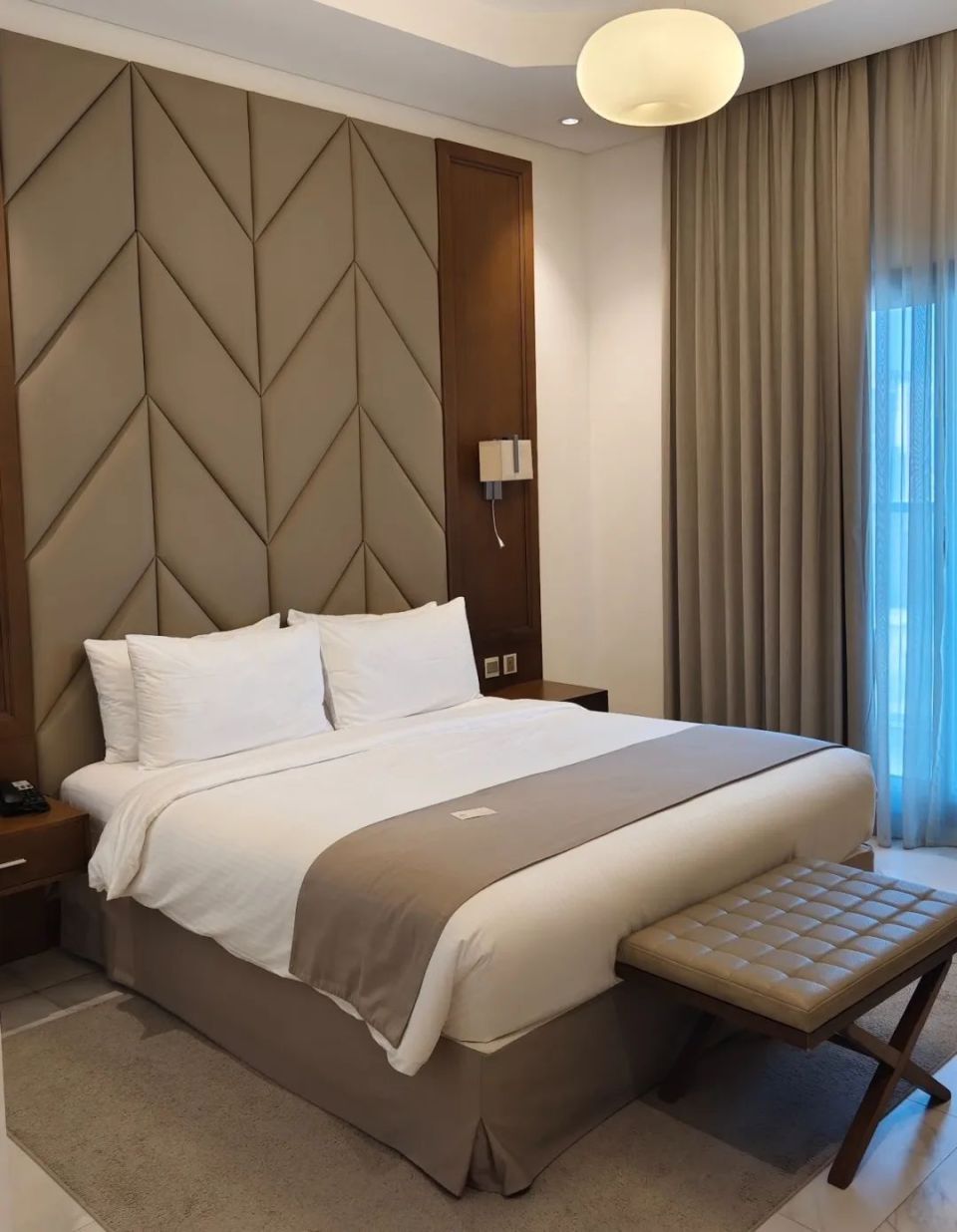 但我在迪拜住的酒店,2021年开业,位于机场附近,内部装修几乎全新,才