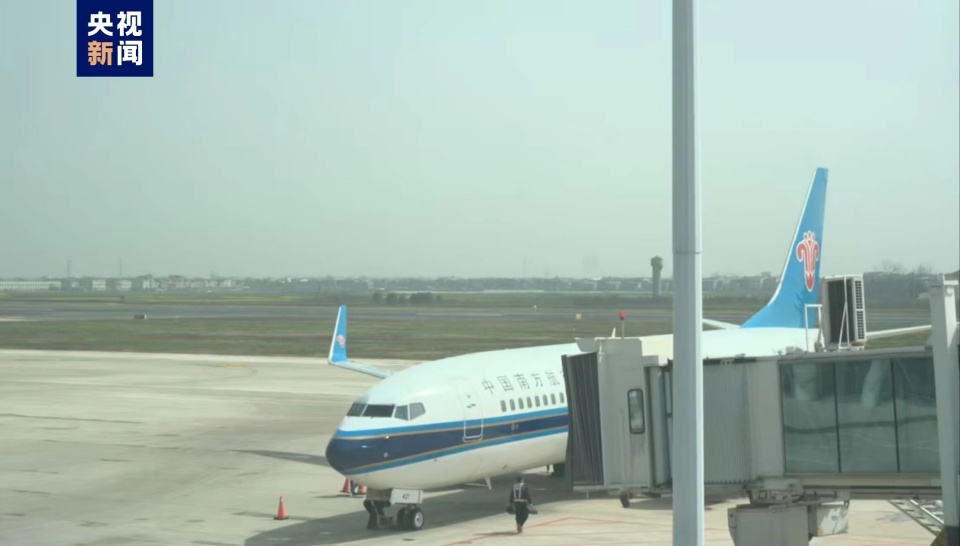 今天(20日)上午,一架载有130名旅客的国际航班从湖北襄阳刘集机场起飞