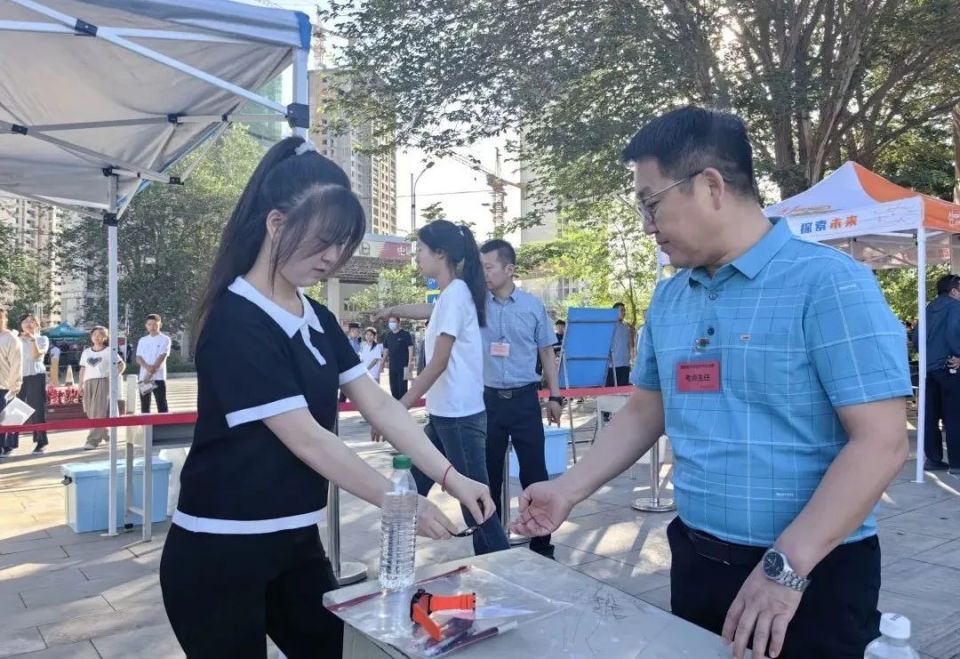 组织服务到位看到市第四中学,市第十三中学等考点记者在哈密市第二