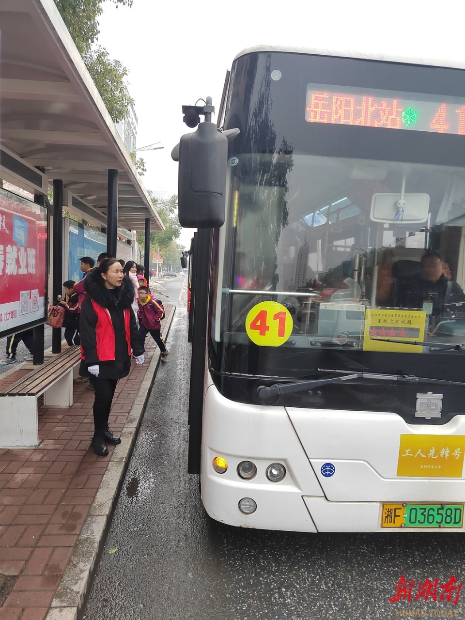 全力以护岳阳市公交集团暖心助力开学季