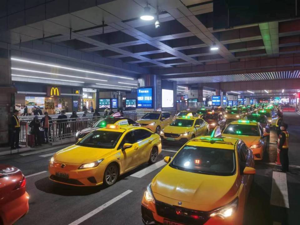 市交通部门提升广州火车站,广州东站出租车上落客点服务