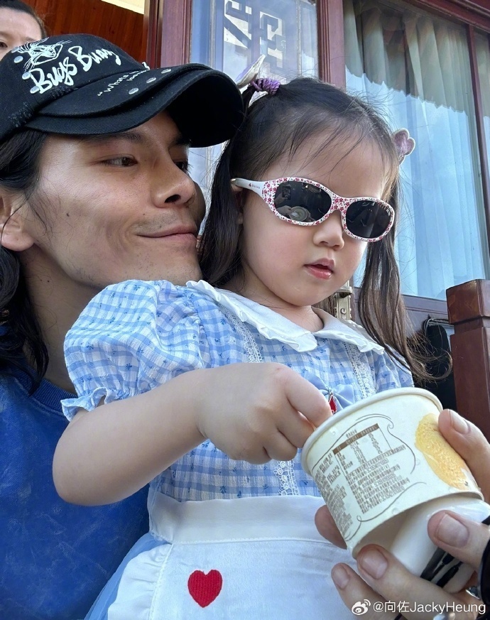 又秀恩爱了向佐晒与郭碧婷及女儿合影夫妻比心甜蜜恩爱
