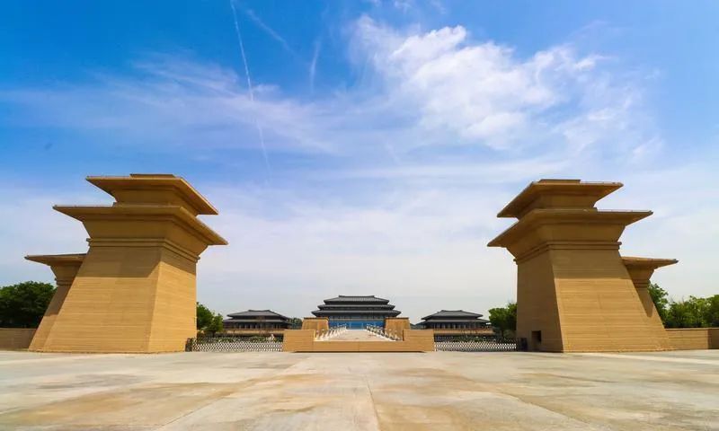 展览以天地山水为背景,以花草木石为点缀,阐释秦汉建筑"高台榭,美宫室