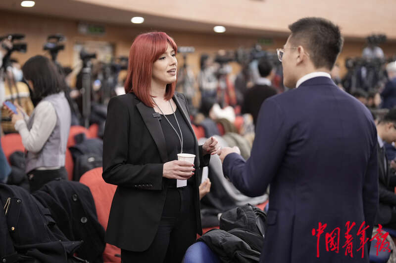 两会外长记者会上的外媒身影_腾讯新闻