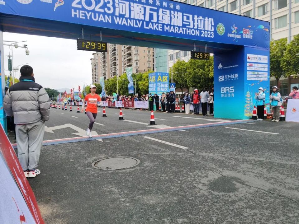 冠军以2小时55分03秒(枪成绩)来自广州的肖艳夺得男子全程马拉松