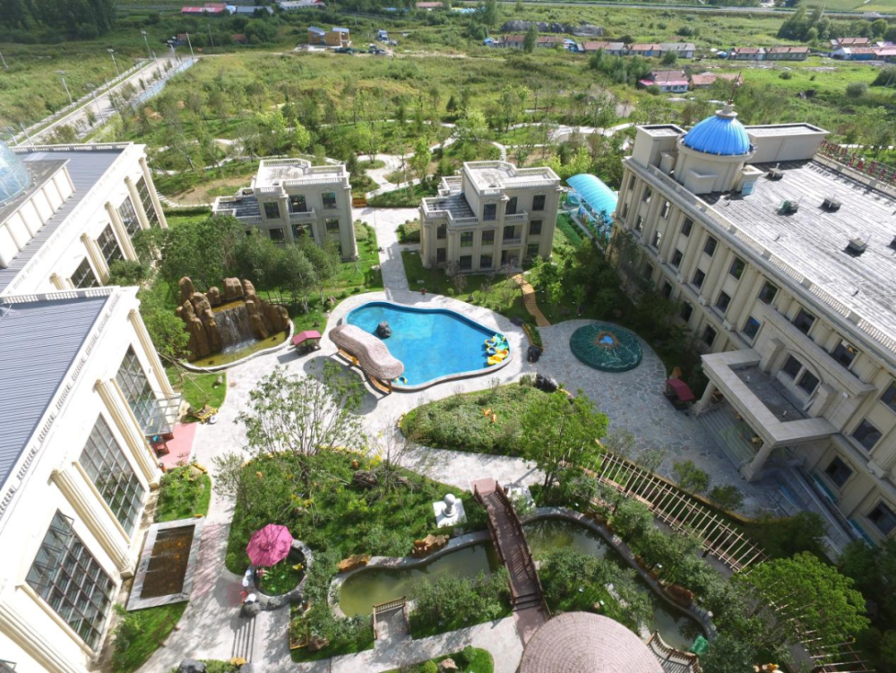 长白山汉拿山温泉来自地下2700米花岗岩断裂裂痕,温泉水矿物质相当