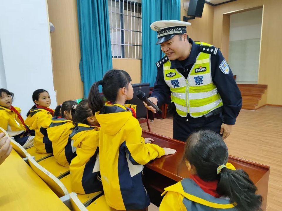 此次活動圍繞轄區校園道路交通安全形勢和在校師生們的交通出行實際