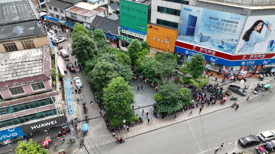 67整改三角花园凌乱的空中线缆 清镇市这样做_腾讯新闻