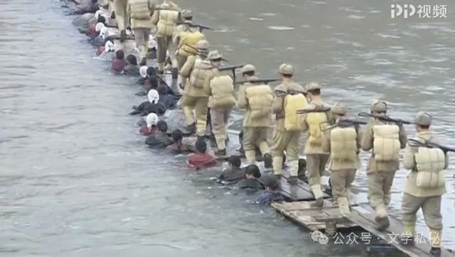 所以,"人桥"构思提升了一部《金刚川》.不过这个设定