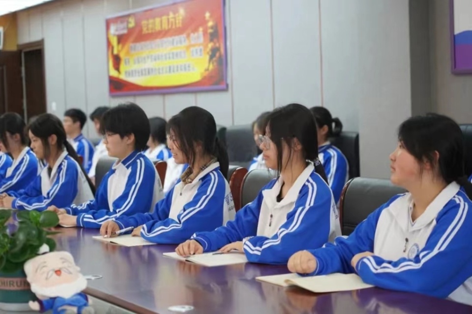 启迪青春共飞扬,国防教育传薪火!青岛启迪中学点燃师生强国梦