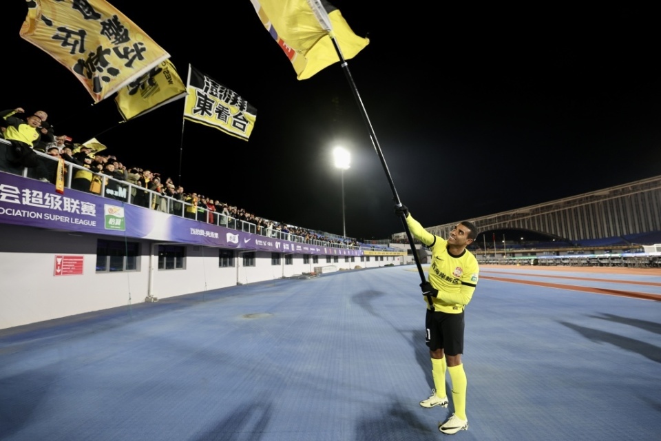 青岛西海岸队首次亮相中超战平河南