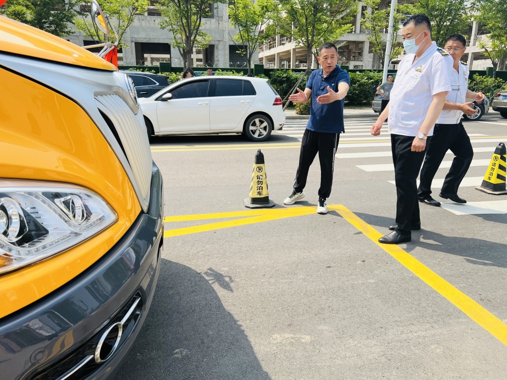 新校区启用  20辆"大鼻子"温馨校车全力护航