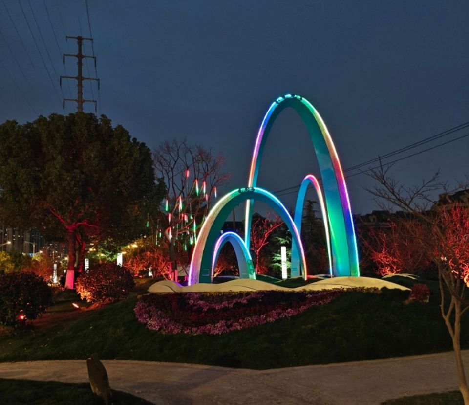 塘水系为轴,完成泗泾塘二期滨江步道,泗滨绿地灯光亮化工程,用夜景