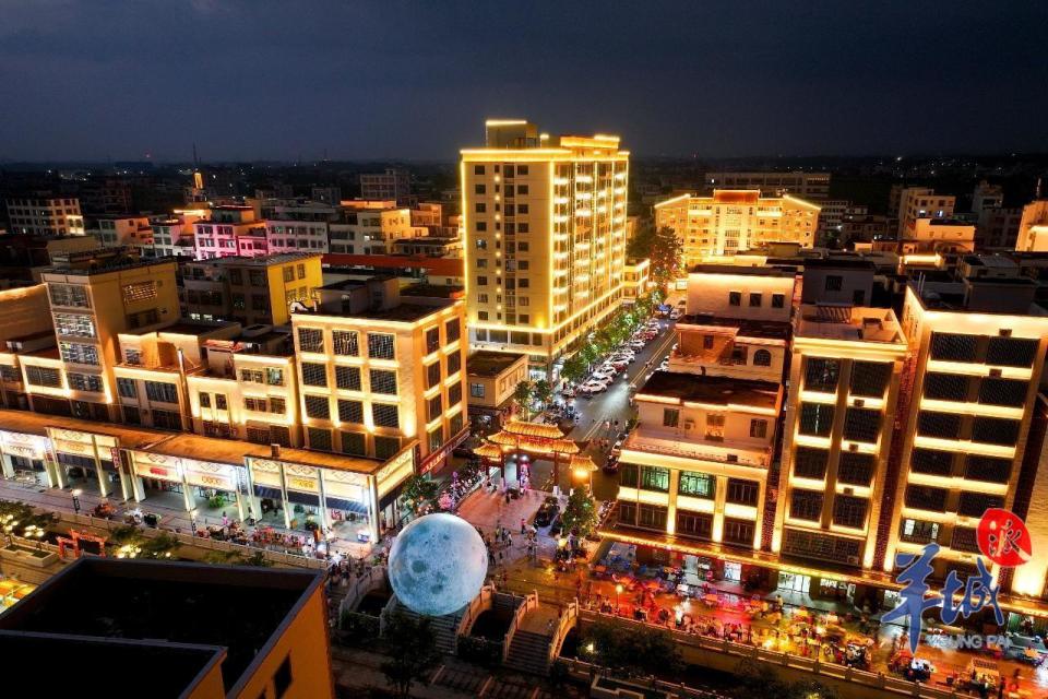 在茂南区金塘镇"油城墟"核心的簸箕巷,每逢假期可谓"桥上趁墟人,往来