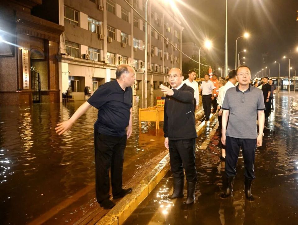 哈尔滨遭遇短时极端强降雨，黑龙江省委书记当晚前往积水部位现场踏查调度_腾讯新闻