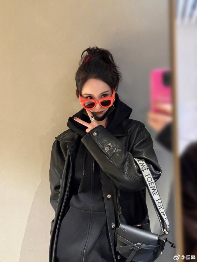 杨幂巴黎时装周归来晒九宫格美照再穿新中式服装倒完时差该回家啦