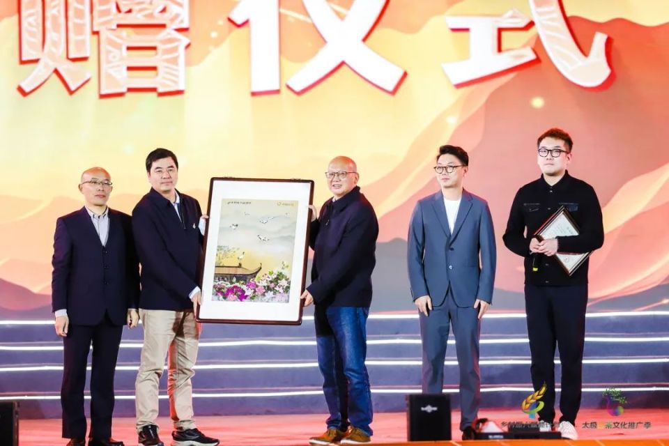 上台接受捐赠上官王强乡村振兴赋能计划组委会秘书长中国农影运营中心