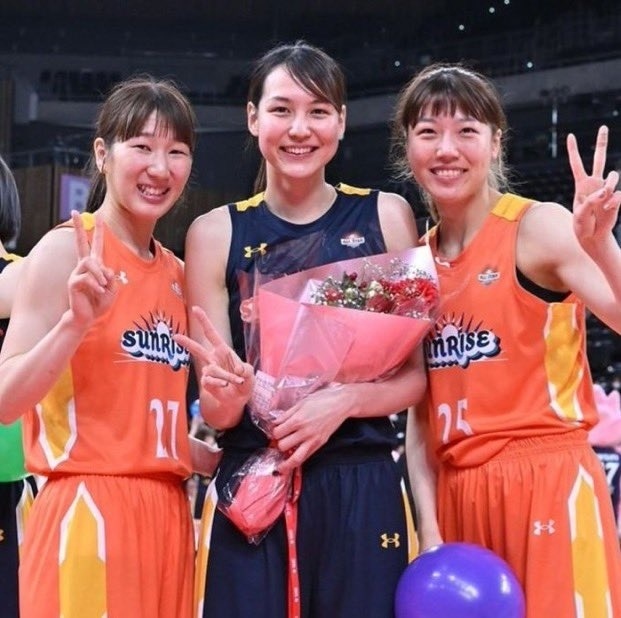 大谷翔平首晒与新婚妻子合影身高1米8的27岁前女篮运动员