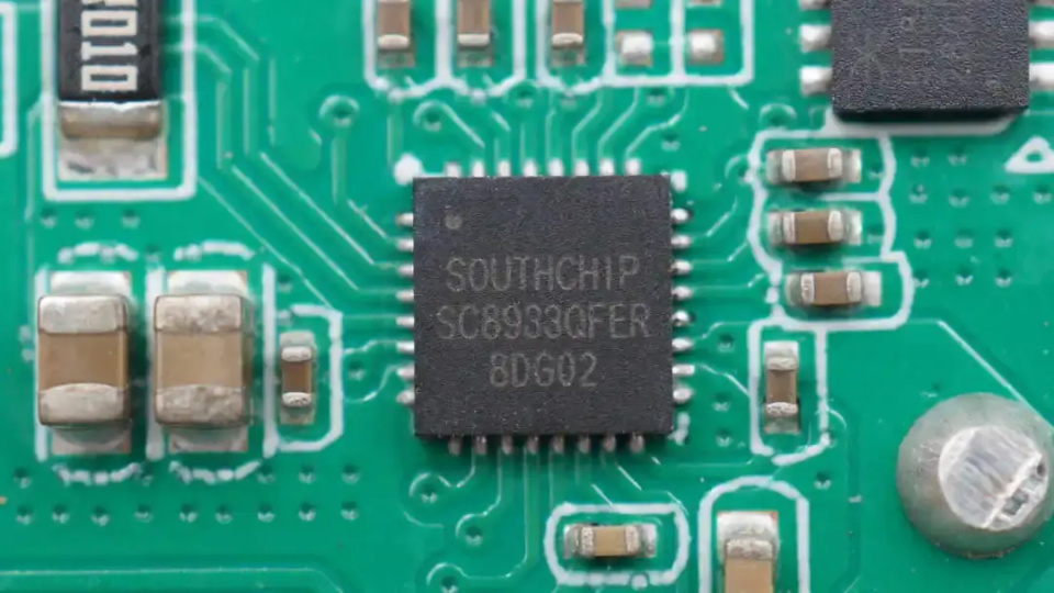 揭晓近期自带线移动电源内置主控芯片