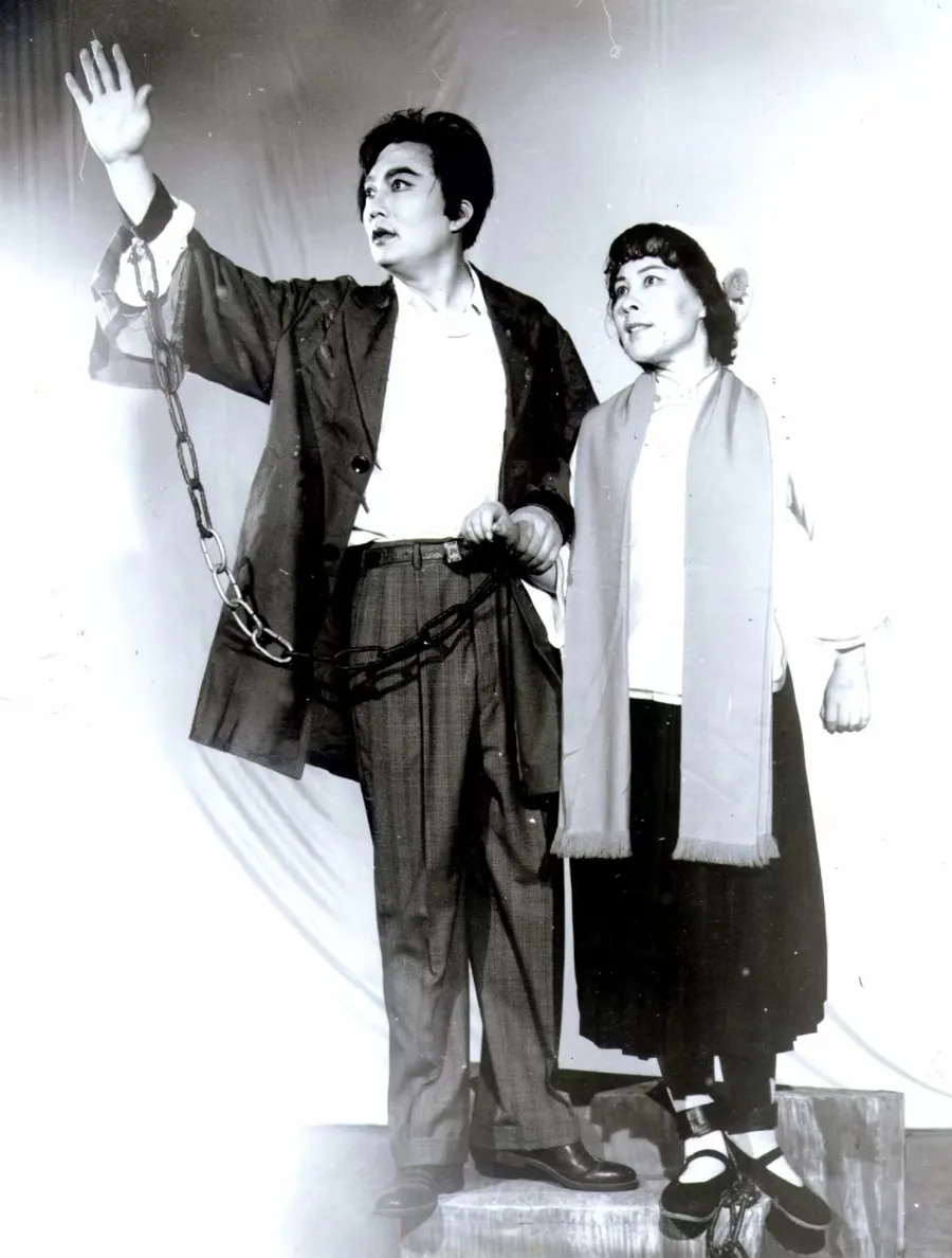 师从杨小佩,李君庭,李吉来,张明轩等名家,又向张文娟,言少朋,张少楼