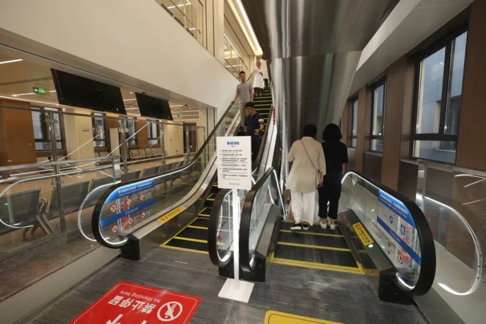 解决乘梯难!北京大学人民医院西直门院区门诊楼自动扶梯启用