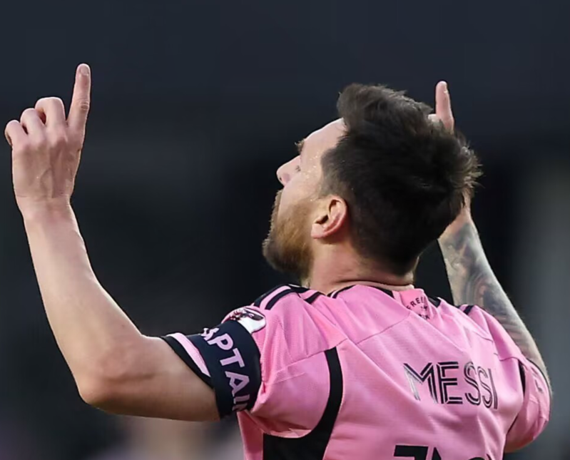 双响梅西罕见头球破门达联赛500球里程碑历史第二人仅逊c罗