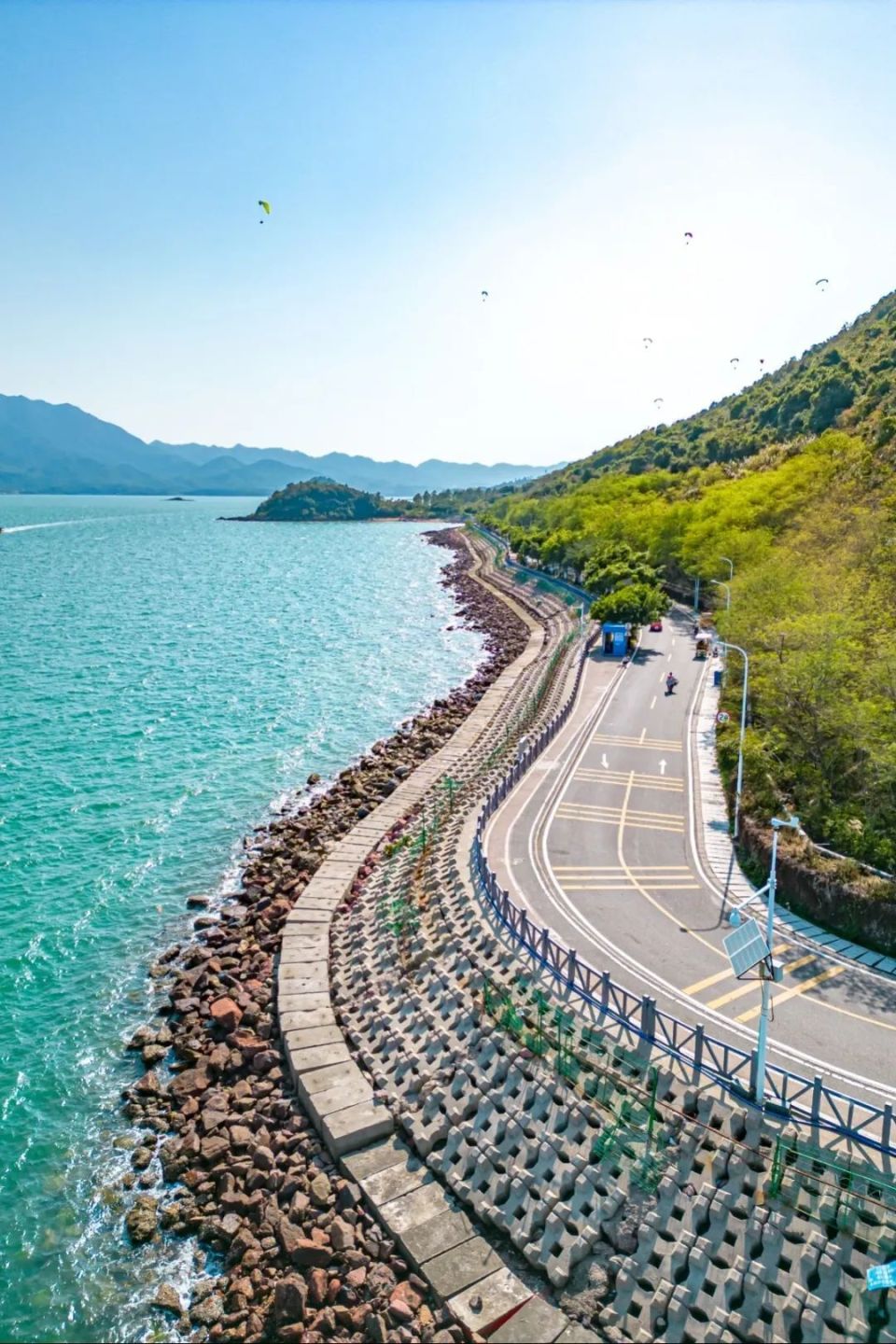 绵连,如丝似帛,这里海水清澈无瑕,素有"大亚湾蓝色马尔代夫"之美誉