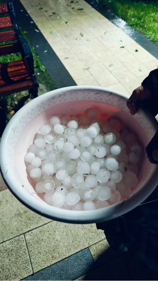 "人快被砸傻了,车已经被砸傻了" 前晚永嘉乐清等地突发冰雹,保险公司