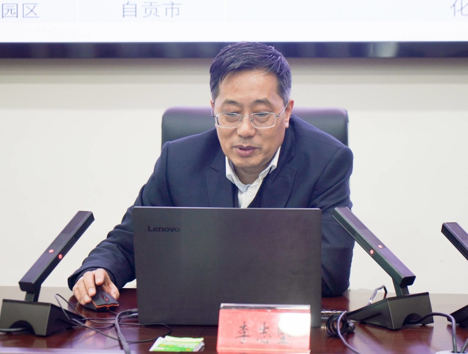 在当天的专题辅导课中,李志坚围绕"化工园区主导产业论证,招商项目