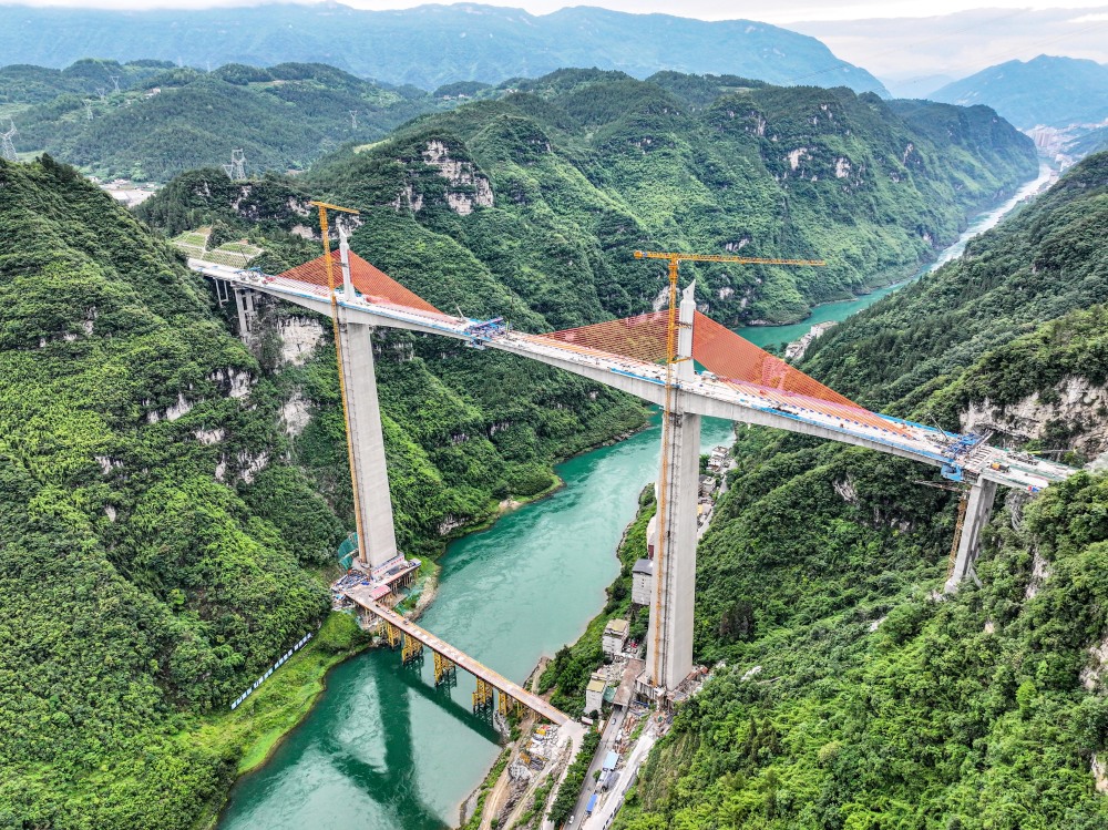 渝湘复线高速磨寨乌江特大桥全桥即将合龙