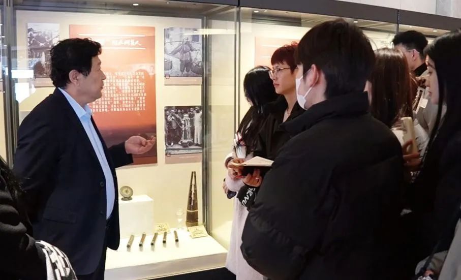 和使用过的乐器,以及与三毛的书信;基里巴斯共和国总统来哈尔滨访问时