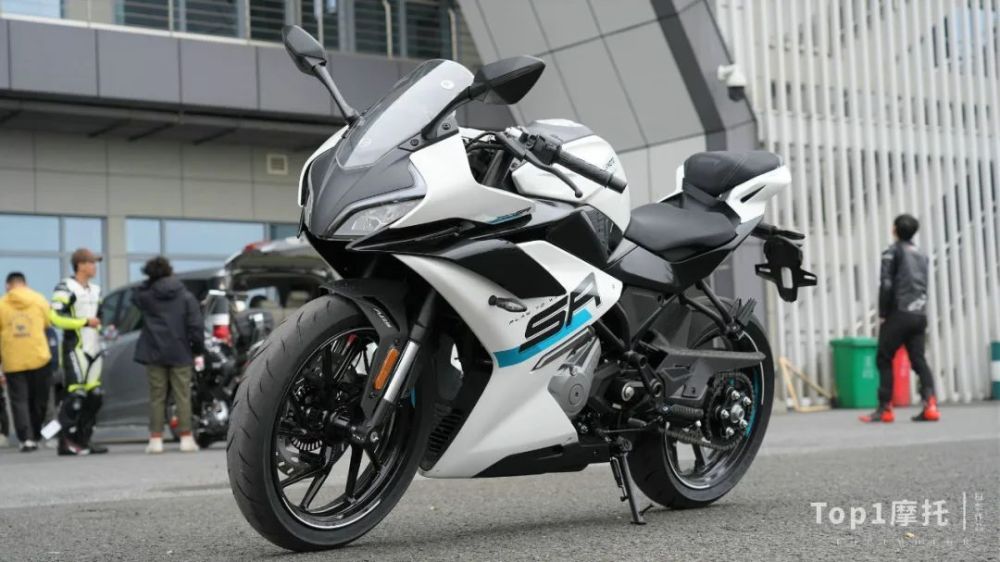 春风250sr 2023款正式亮相,颜值配置双升级!_腾讯新闻