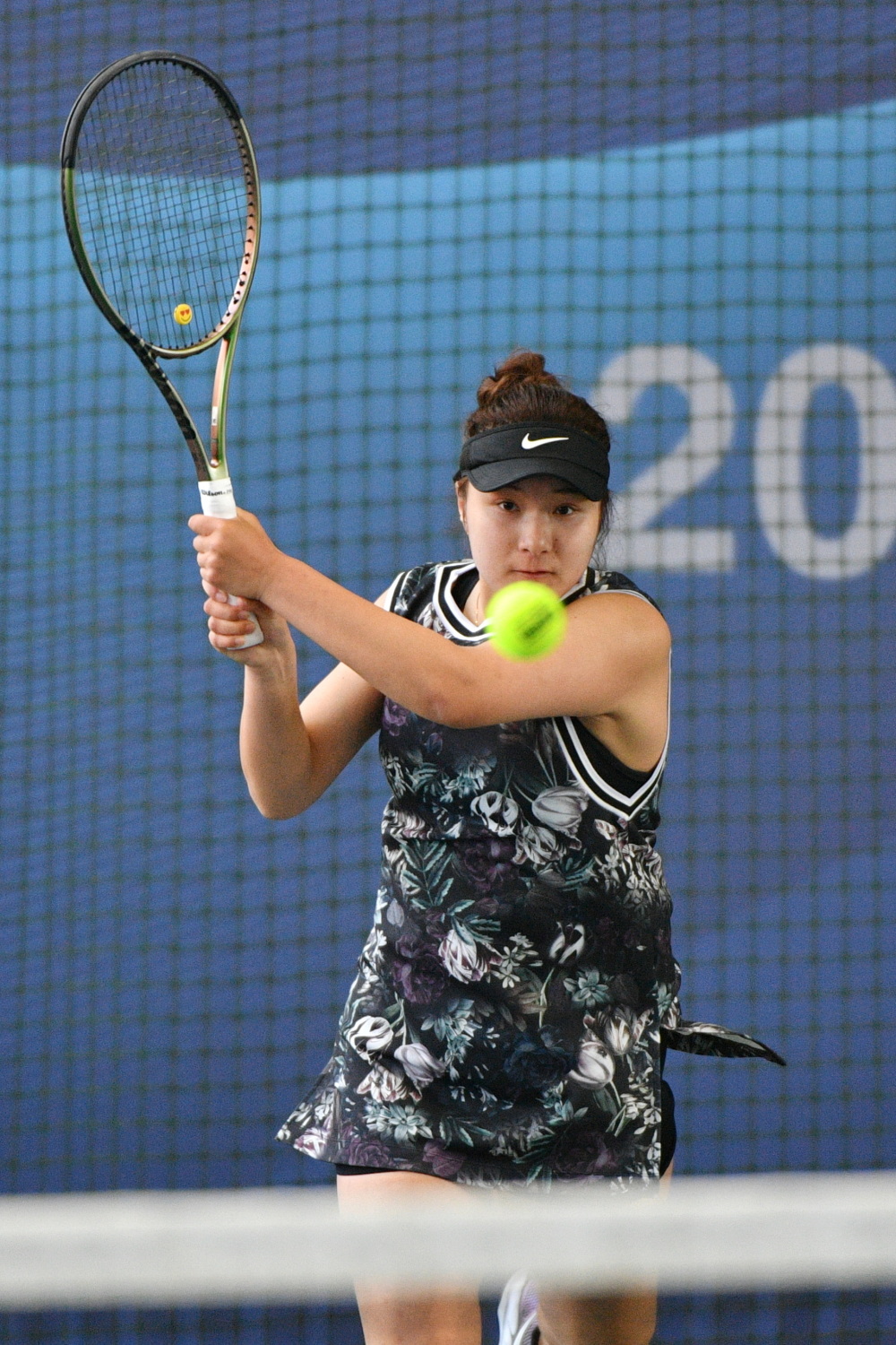 新华社发(史康摄)5月9日,曾子萱在比赛中回球.