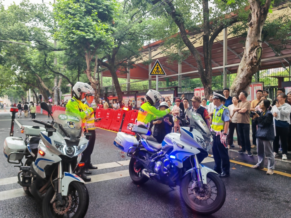 开福交警铁骑中队辅警胡子扬带上志愿者骑摩托车立即前往考生家里.