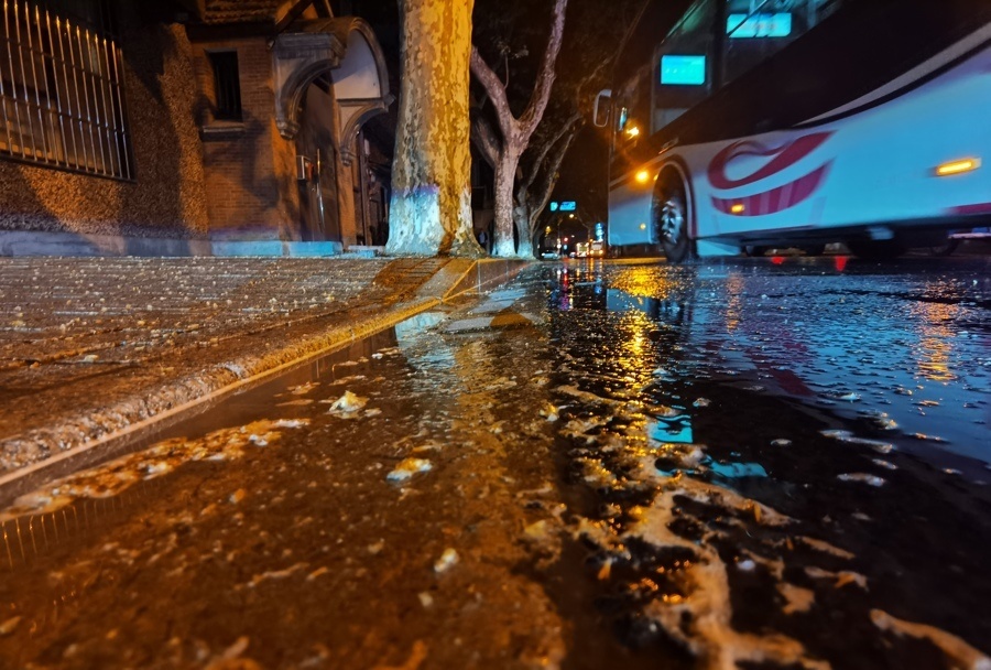 只在深夜凌晨的街头现身,带来风雨