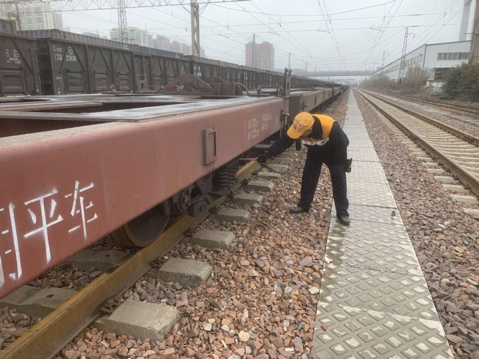 王建新在河南省郑州市对中欧班列集装箱车辆进行检查和整备作业.