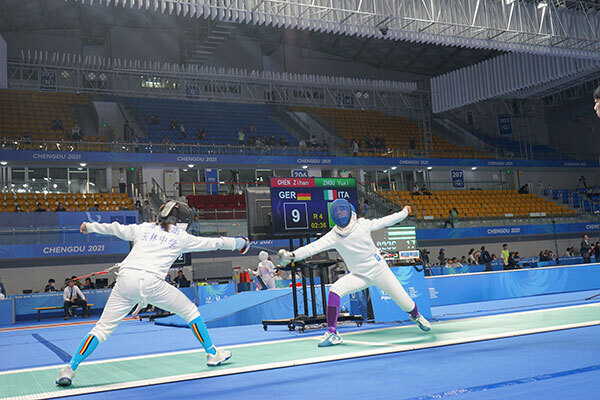 玉林中学击剑队大运场馆传捷报
