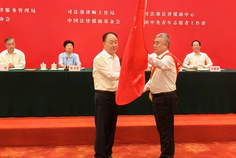 山东照岳律所律师刘均西行万里情系戈壁 | 让法律援助在边疆落地生根_腾讯新闻