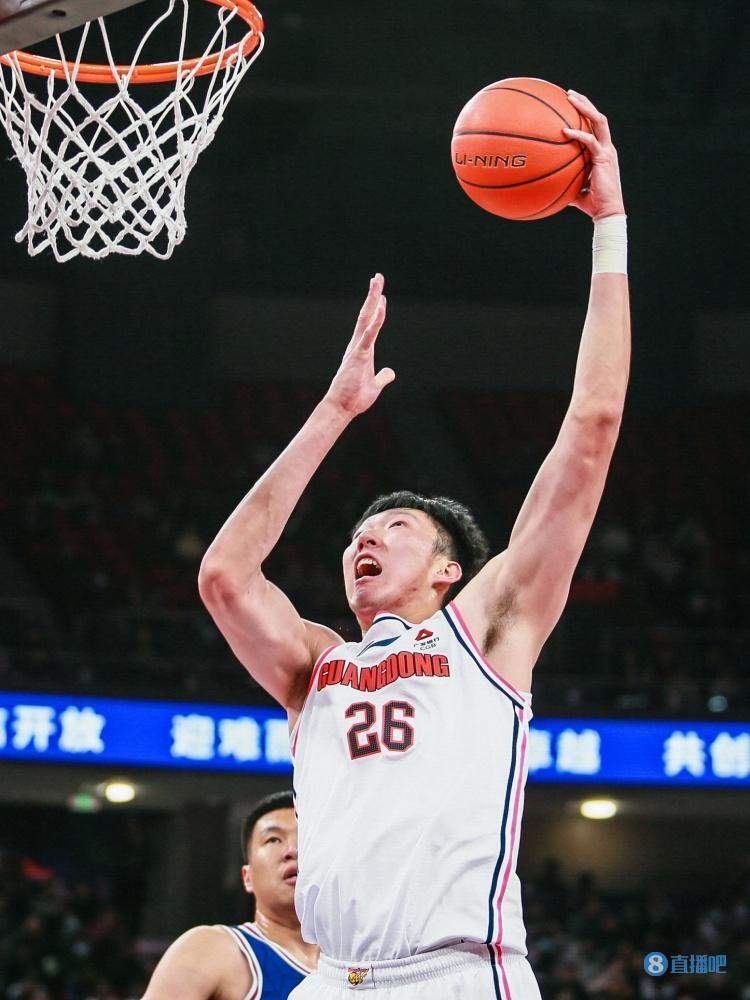 内线无敌周琦半场12中7拿到17分5篮板