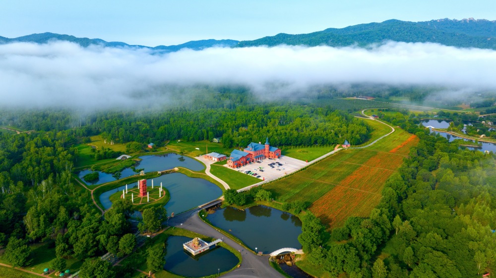 旅游景区风景如画伊春市是全国重点国有林区,国家重点生态功能区,小