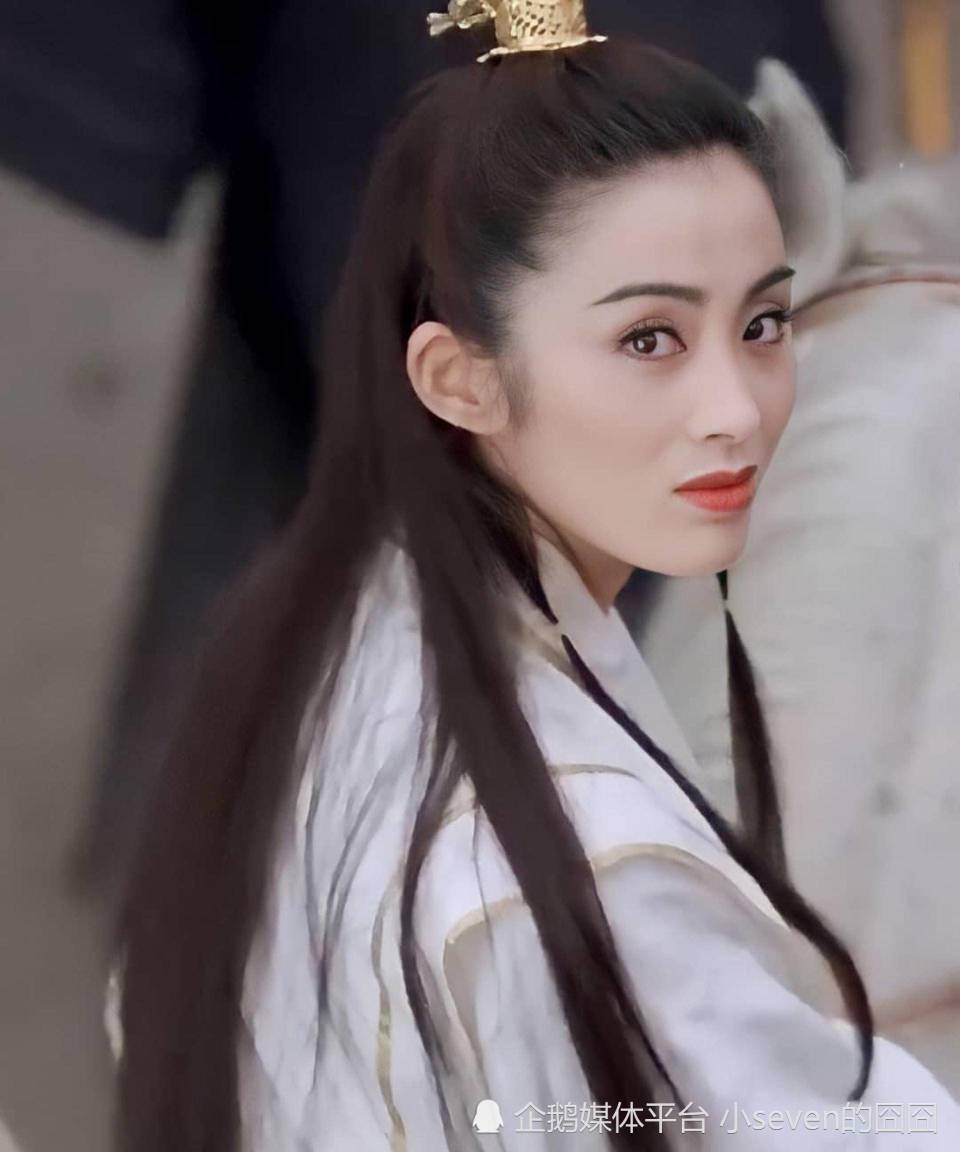 56岁女神张敏近照曝光,老了身材暴瘦干瘪,被采访时笑得很开心_腾讯