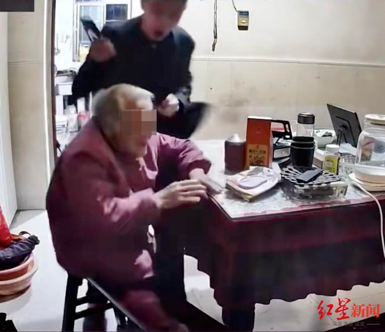 男子殴打92岁母亲 邻居：老母亲曾拿500元想保儿子回家