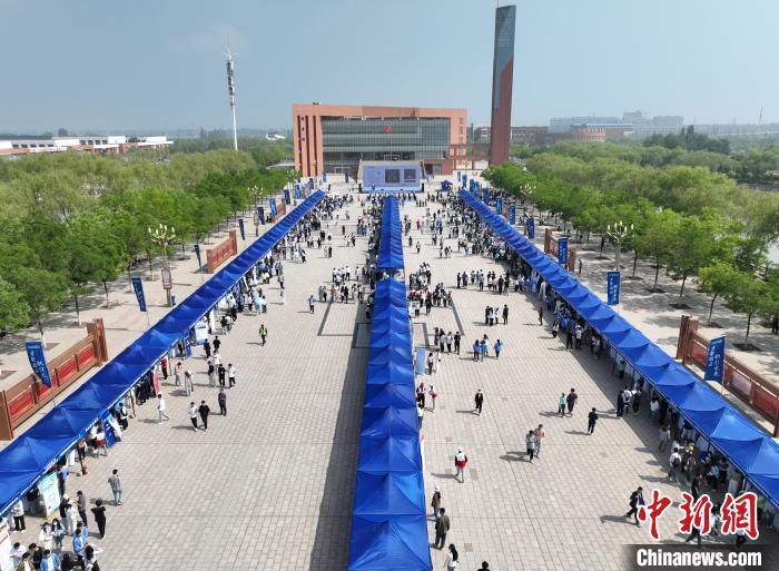 生就业开发区专场招聘会在位于银川市的宁夏工商职业技术学院成功举办