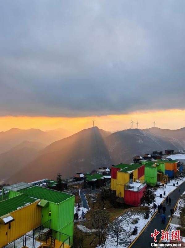 湖北五峰現丁達爾晚霞美景