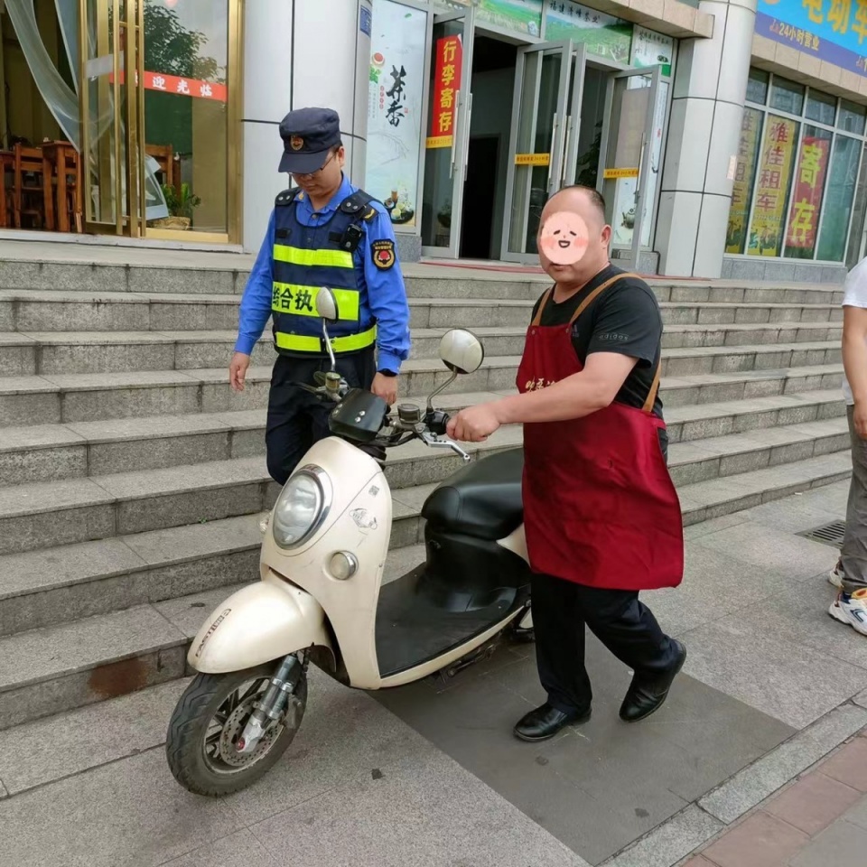 迎接"五一"假期各方来客,柳南城管确保"门前三包"工作