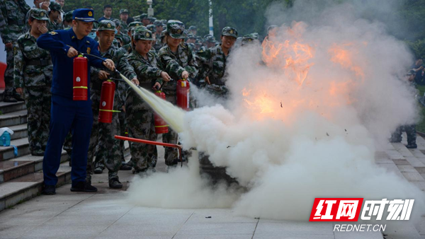 组图湖南理工学院2022级新生进行消防安全教育及疏散逃生演练