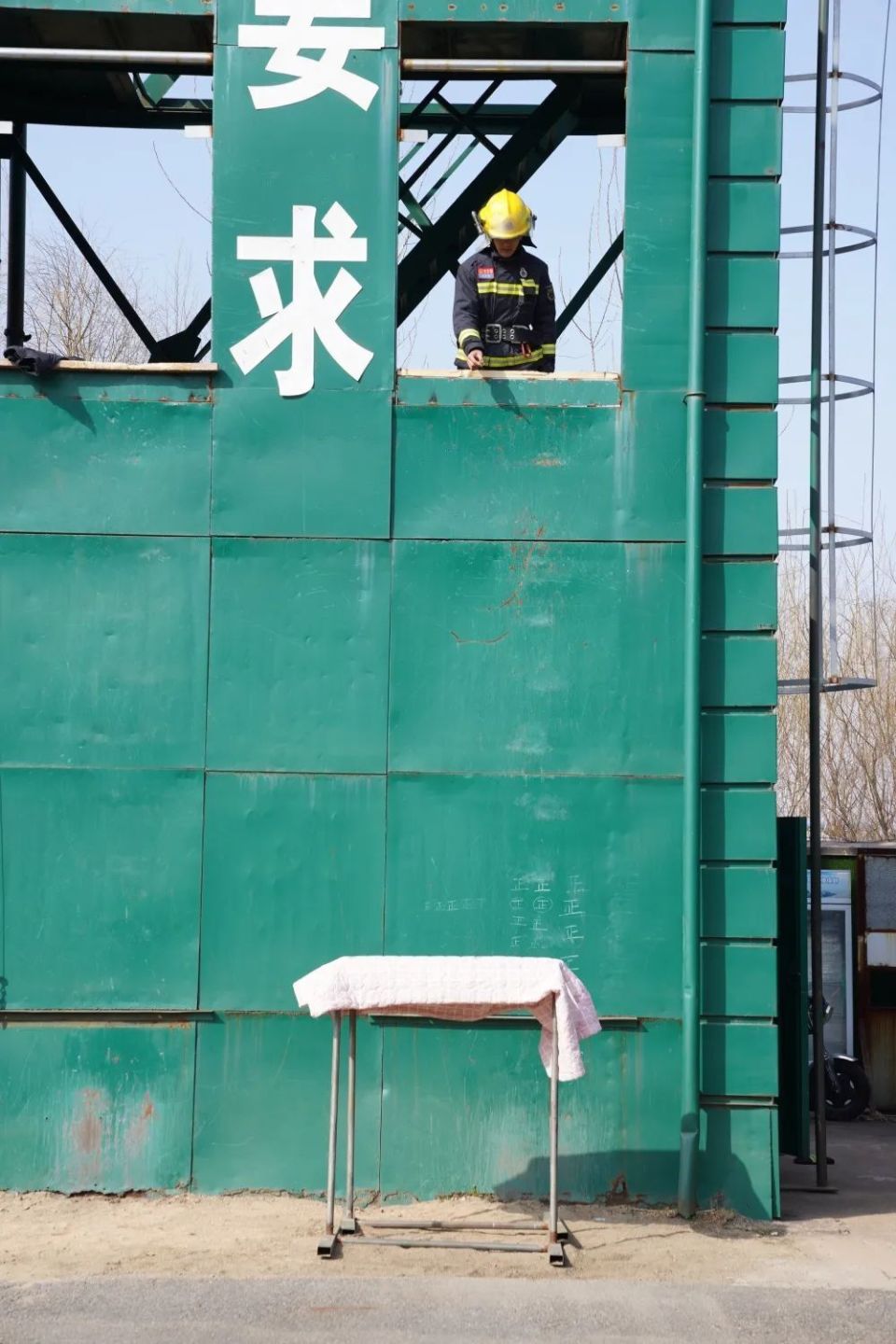 朝阳一男子扔烟头引燃两车,拘留14天,别让吸烟成"纵火"_腾讯新闻