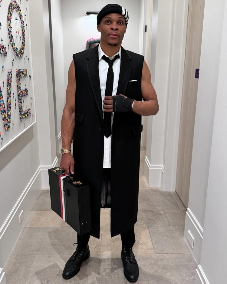 威少ins晒帅气黑白穿搭 左手骨折处缠着护具