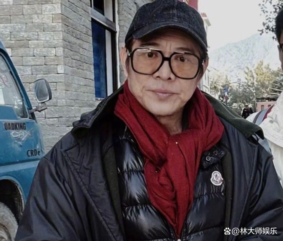 李连杰最新生图曝光,独自参加佛庙会,不如66岁的赵本山年轻_腾讯新闻