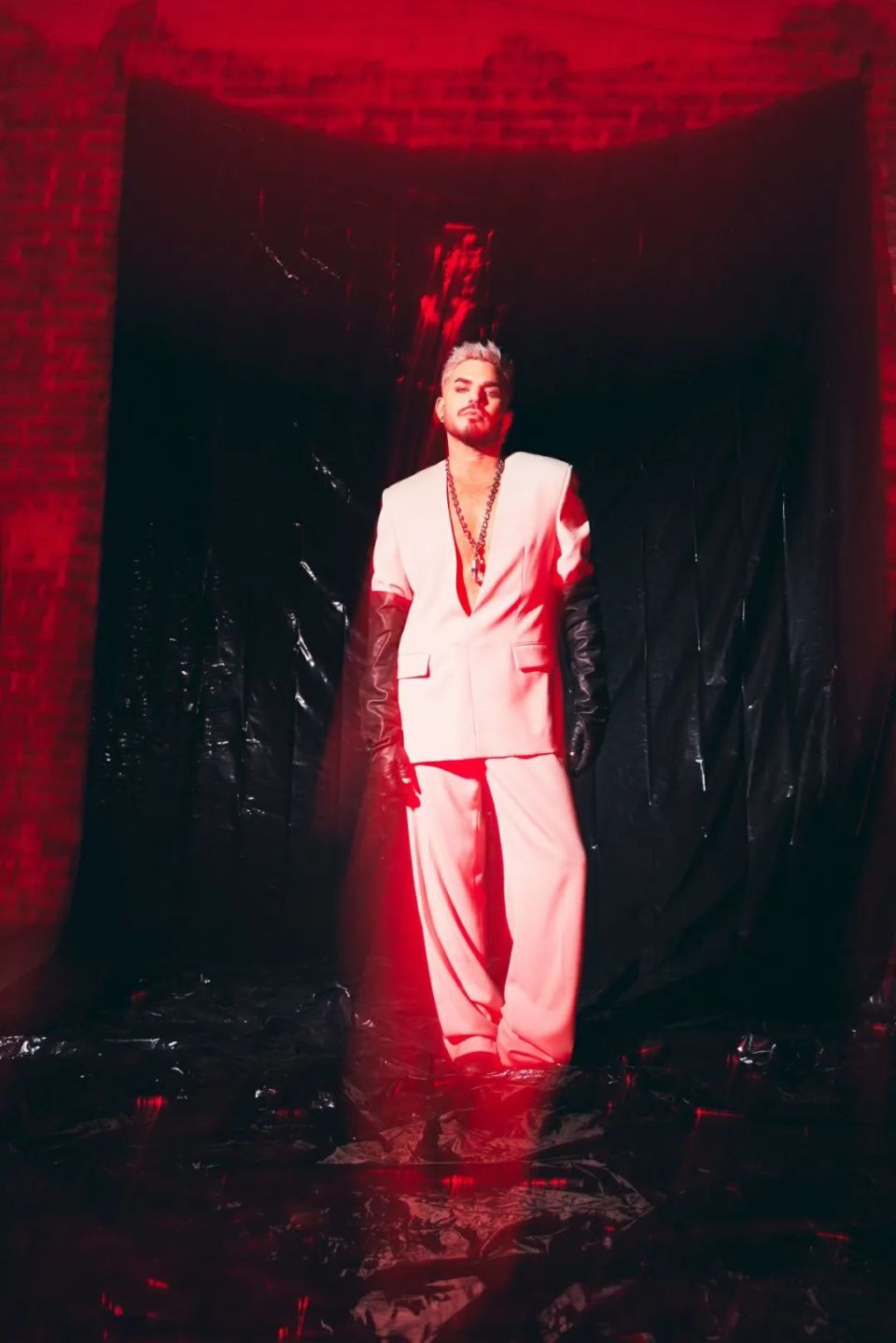 欧美顶级歌手亚当兰伯特,登上杂志封面!